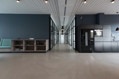 Wnętrza w stylu glamour – jak wzbogacić swoje mieszkanie o luksusowe elementy?