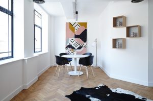 Meble drewniane – jak wybrać lite drewno, styl i wykończenie na lata